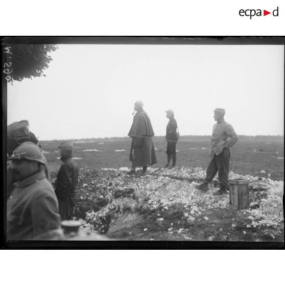 Commandant du 2e CAC (corps d'armée colonial), le général Blondlat suit les opérations depuis son poste aménagé dans les environs de Souain. [légende d'origine]