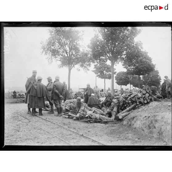 Souain-Perthes-les-Hurlus, prisonniers allemands au nord de Souain, capturés lors de la bataille. [légende d'origine]