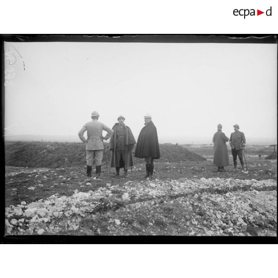 Le général Blonblat, chef du 2e CAC (corps d'Armée colonial), dirige les opérations depuis son poste de commandement établi dans les alentours de Souain. [légende d'origine]