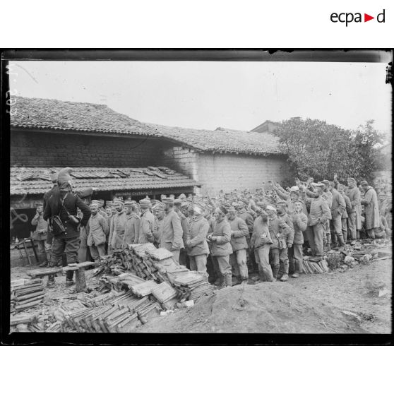 Un officier français interroge un groupe de prisonnier allemand rassemblés dans une ferme près de Saint-Etienne-au-Temple. [légende d'origine]