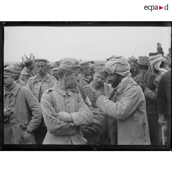 Sur la route de Suippes, un tirailleur cause avec un prisonnier allemand. [légende d'origine]