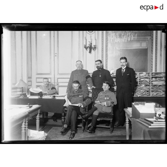 Le bureau de la censure du bureau de l'information de la Presse dirigé par le commandant Lefevre de Bechaire. [légende d'origine]