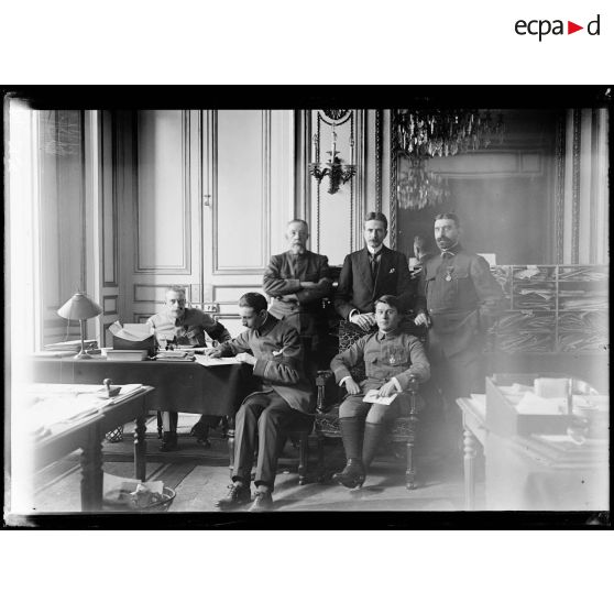 Le bureau de la censure du bureau de l'information de la Presse dirigé par le commandant Lefevre de Bechaire. [légende d'origine]