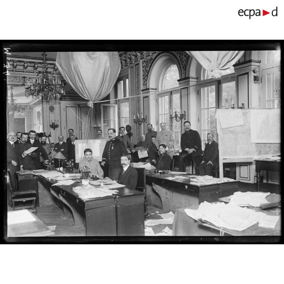 Le bureau de la censure du bureau de l'information de la Presse dirigé par le commandant Lefevre de Bechaire. [légende d'origine]