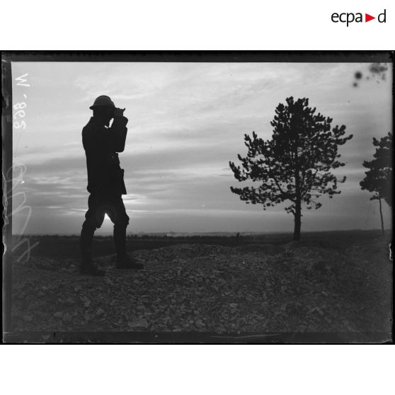 Une silhouette de soldat au soleil couchant au dessus de Souain. [légende d'origine]