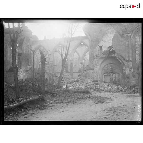 L'église de Nieuport en ruine. [légende d'origine]