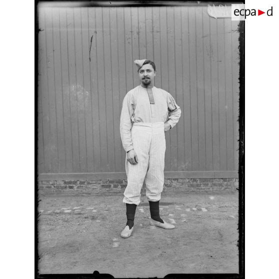 Tenue de sous vêtements pour l'hiver. [légende d'origine]