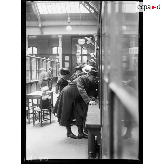 Un soldat revennant du front dépose son or. [légende d'origine]