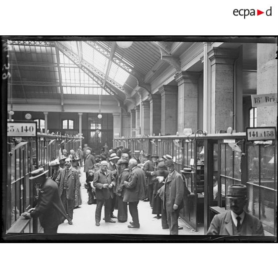 La foule envahit les guichets. [légende d'origine]