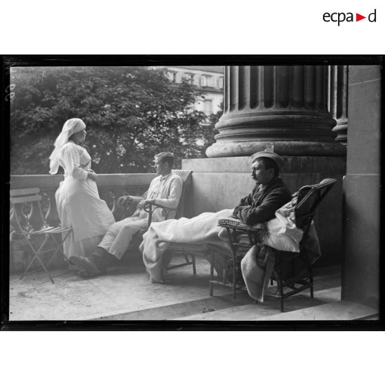 Sur le balcon de l'hôpital du Grand Palais. [légende d'origine]