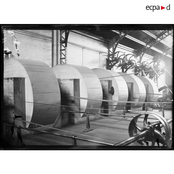 Les ventilateurs pour les salles froides à l'usine frigorifique de la Vilette. [légende d'origine]