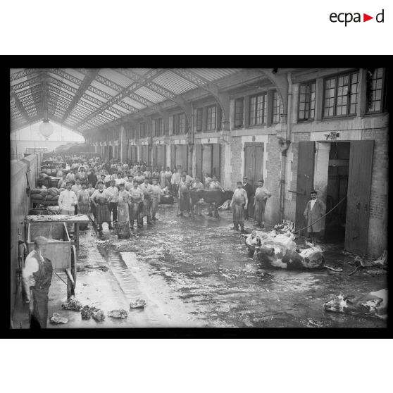 La cour d'abattage aux abattoirs de la Vilette. [légende d'origine]