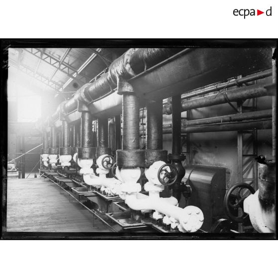 Machine à faire de la glace dans les abattoirs de la Villette. [légende d'origine]