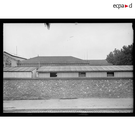 Vue panoramique des usines frigorifiques de la Villette. [légende d'origine]