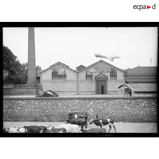 Vue panoramique des usines frigorifiques de la Villette. [légende d'origine]