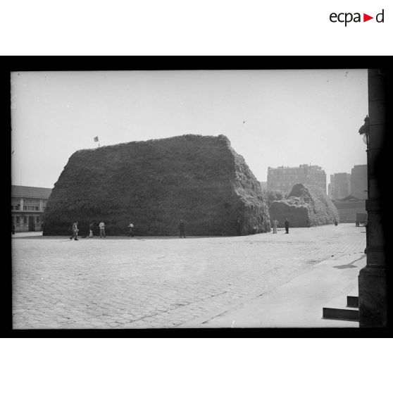 Meules de paille aux abattoirs de la Vaugirard. [légende d'origine]