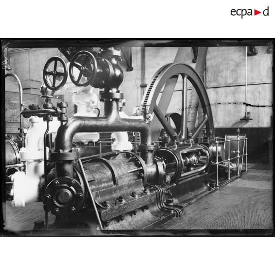 Vue d'une machine frigorifique des abattoirs de la Villette. [légende d'origine]