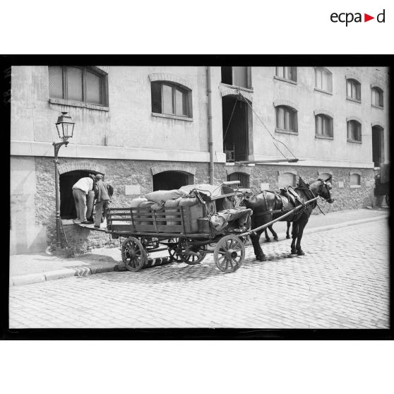 Arrivage des sacs de blé au moulin de Javel. [légende d'origine]