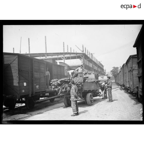 Soldats anglais déchargeant des sacs vides. [légende d'origine]