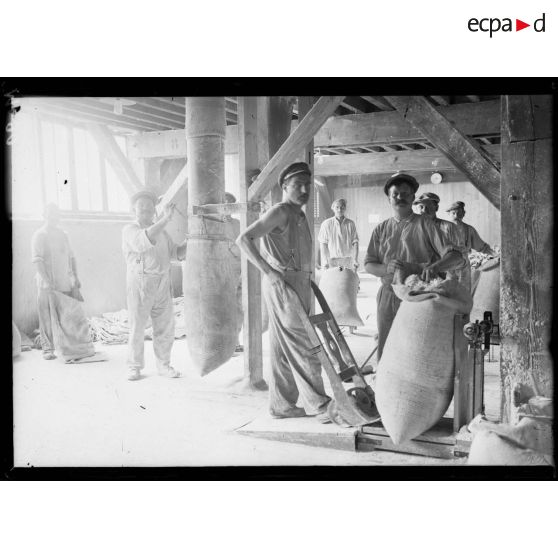 Le pesage des sacs de farine au moulin de Javel. [légende d'origine]