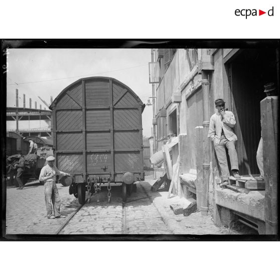 Chargement des sacs de farine dans les wagons. [légende d'origine]