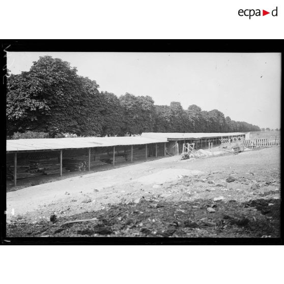 Un abri pour animaux à la porte de Clichy. [légende d'origine]