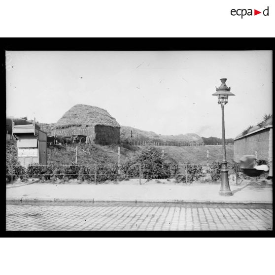 Meules de pailles à la porte de Clichy. [légende d'origine]