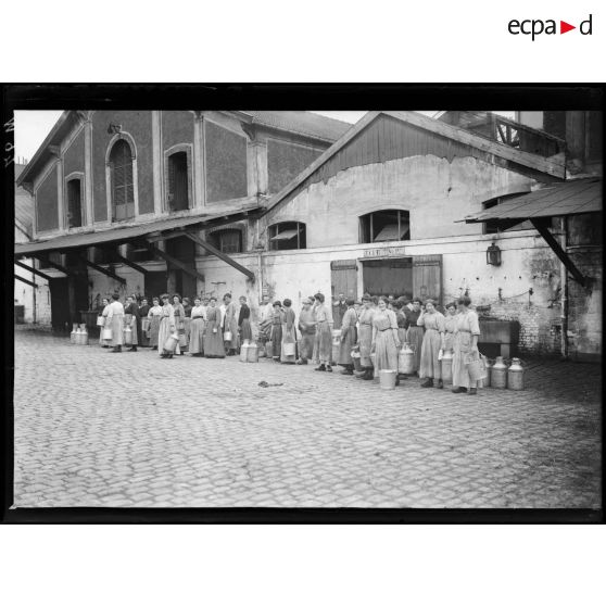 Apport des pots de lait rue Legendre. [légende d'origine]