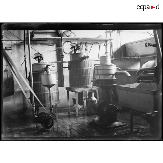 Appareil de pasteurisation dans une laiterie de la rue Legendre. [légende d'origine]