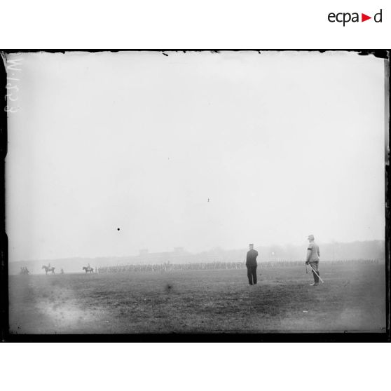 Le général Joffre assiste au défilé du 4e Régiment d'infanterie coloniale à Chantilly. [légende d'origine]