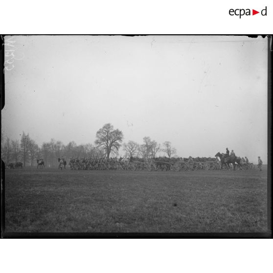 Le défilé du 4e Régiment d'infanterie coloniale à Chantilly. [légende d'origine]