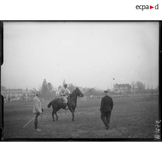 Le colonel Pruneau reçoit les félicitations du général Joffre après avoir assisté au défilé du 4e régiment d'infanterie coloniale. [légende d'origine]