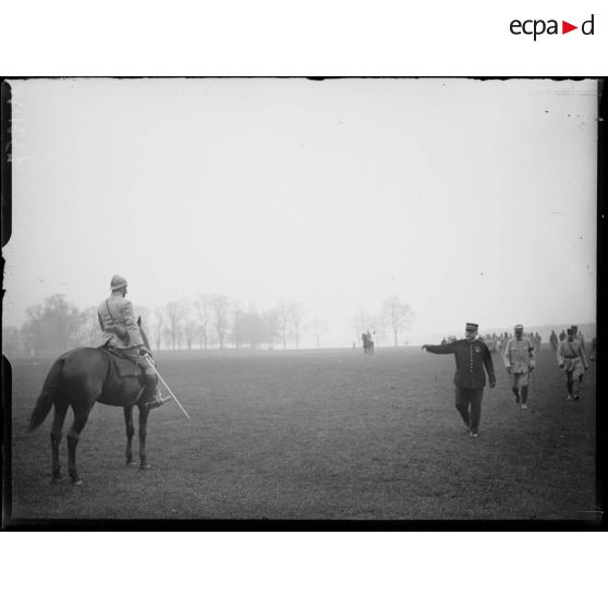 Le colonel Pruneau reçoit les félicitations du général Joffre après avoir assisté au défilé du 4e régiment d'infanterie coloniale. [légende d'origine]