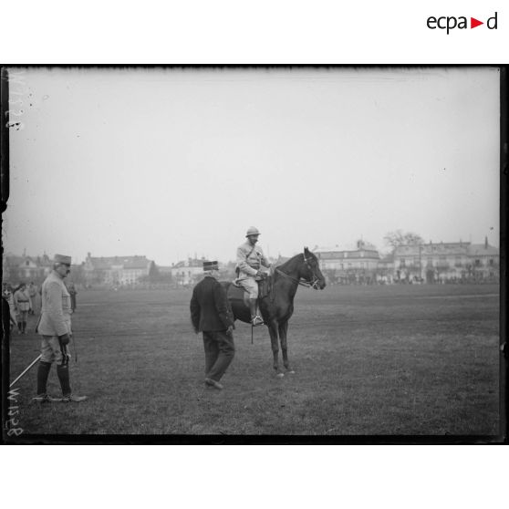 Le colonel Pruneau reçoit les félicitations du général Joffre après avoir assisté au défilé du 4e régiment d'infanterie coloniale. [légende d'origine]