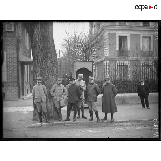 Les inspecteurs de la sureté de l'Etat en compagnie du chauffeur du général Joffre. [légende d'origine]