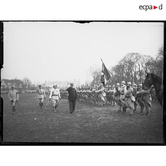 Le défilé du 4e Régiment d'infanterie coloniale à Chantilly. Le général Joffre saluant le drapeau. [légende d'origine]