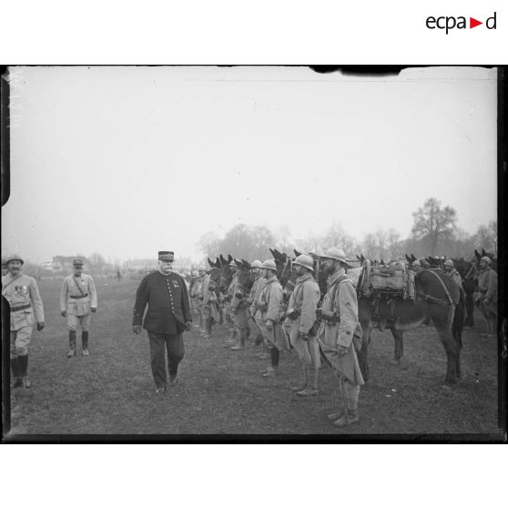 Le défilé du 4e Régiment d'infanterie coloniale à Chantilly. Le général Joffre saluant le drapeau. [légende d'origine]