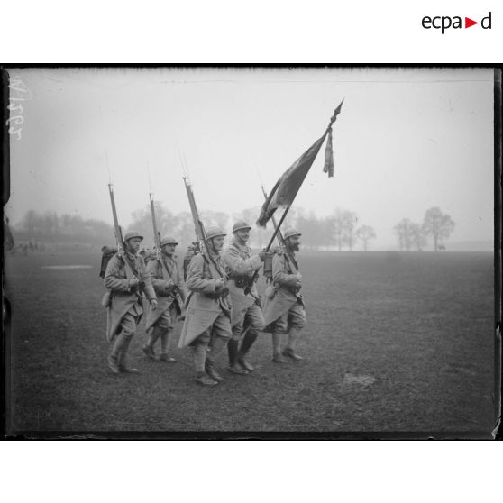Le défilé du 4e Régiment d'infanterie coloniale à Chantilly. Le drapeau du régiment. [légende d'origine]