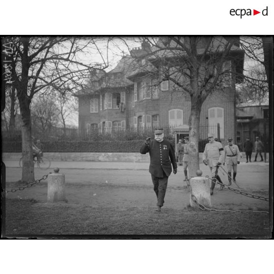 Le général Joffre arrivant sur le terrain de la manoeuvre à Chantilly. [légende d'origine]