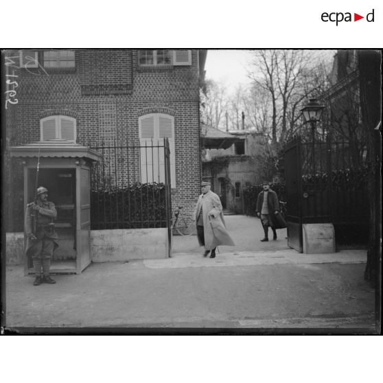 Le général De Castelnau sort du quartier général de Chantilly. [légende d'origine]