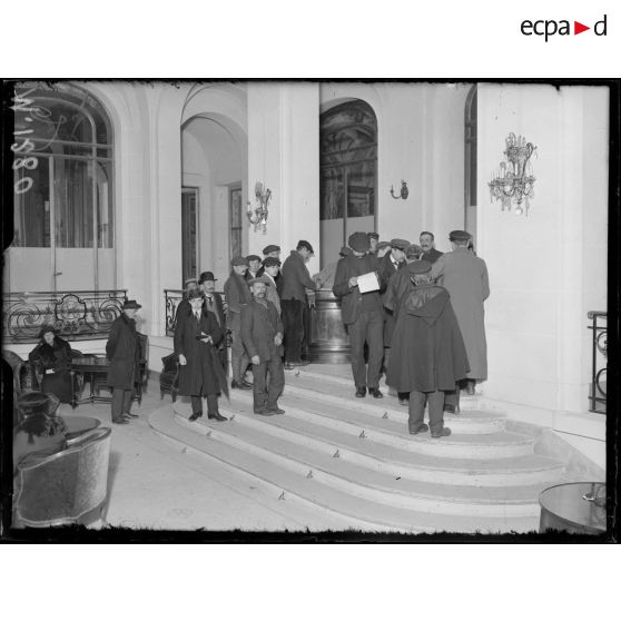 L'embauche du nouveau personnel masculin et féminin organisé au service des ouvriers du Sous-secrétariat aux Munitions. [légende d'origine]