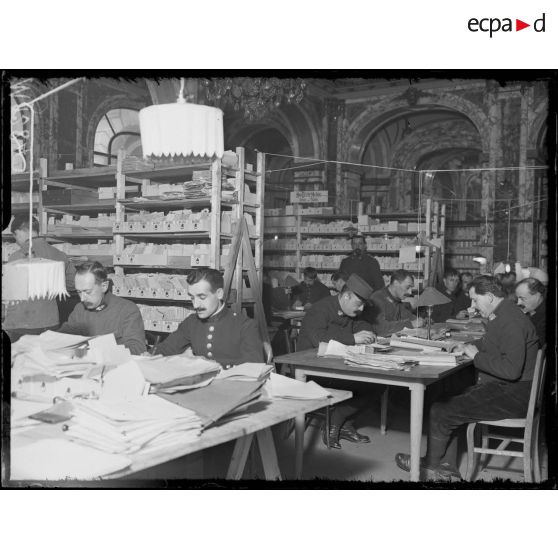 Les salles où sont classés les renseignements des ouvriers métallurgistes. [légende d'origine]