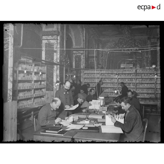 Salle des renseignements concernant les ouvriers métallurgistes. [légende d'origine]