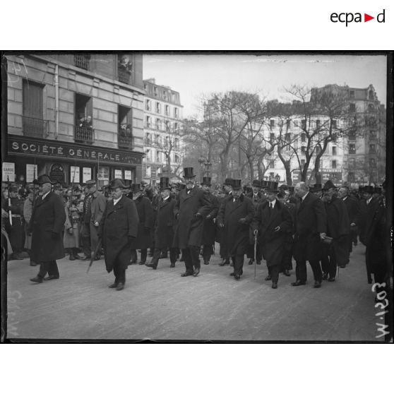 Paris, funérailles des victimes du Zeppelin. Les autorités civiles suivent le cortège. [légende d'origine]