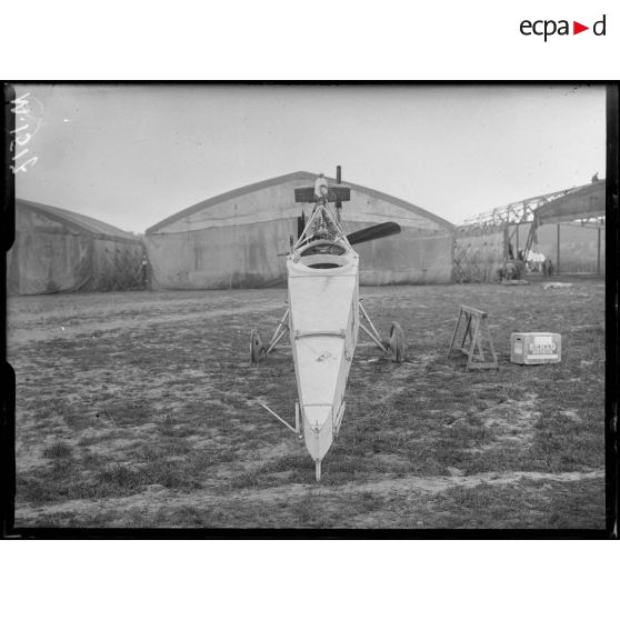 Une avion allemand LVG capturé et stationné sur le terrrain d'aviation de Saint-Cyr l'Ecole. [légende d'origine]