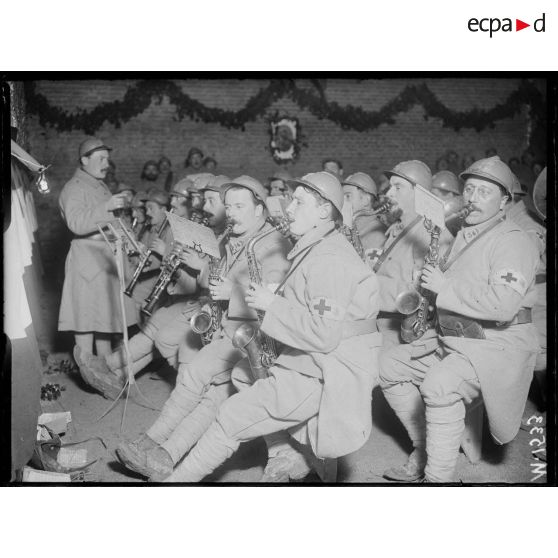 Le théâtre aux Armée. L'orchestre militaire jouant lors d'une représentation de la comédie française. [légende d'origine]