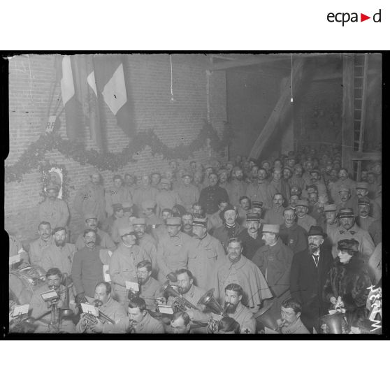 La salle du Crocq près de Beauvais lors d'une représentation du théâtre aux Armées. [légende d'origine]