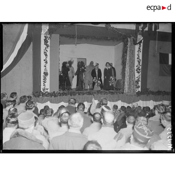 La fin d'une représentation du théâtre aux Armées au Crocq près de Beauvais animée par la Comédie Française. [légende d'origine]