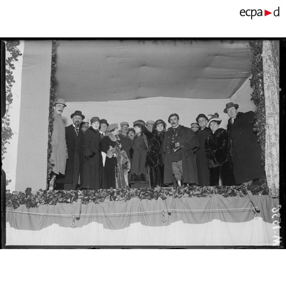 Les artistes de la Comédie Française remerciés après une représentation au théâtre aux Armées. [légende d'origine]