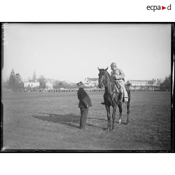 Le général Joffre s'entretient avec le colonel Haim 298e Régiment d'infanterie lors d'une cérémonie organisée sur le terrain de manoeuvre de Chantilly. [légende d'origine]
